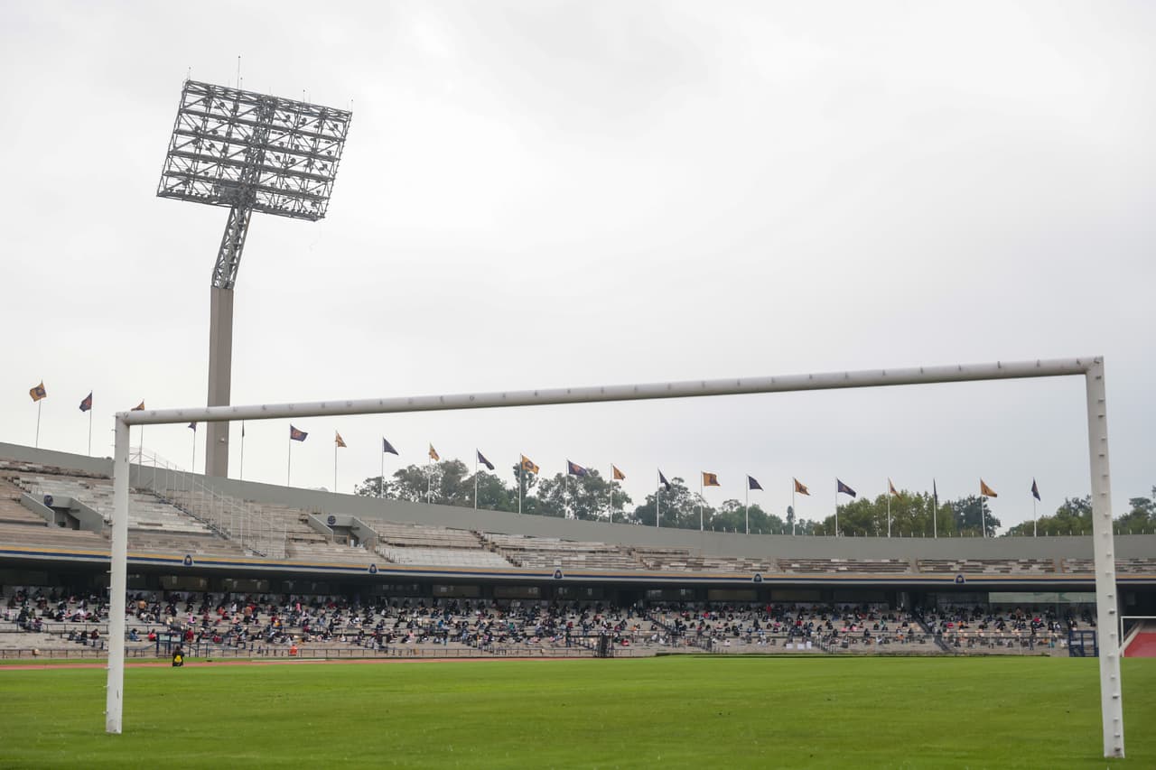 Una vista general del interior del estadio mientras los estudiantes toman el examen de admisión de la UNAM. 
<b>Fue la primera ocasión que había gente en las gradas del inmueble desde que la pandemia llegó a México en marzo. </b>Aunque los partidos de fútbol profesional se han reanudado en el país, todos han sido disputados sin espectadores.
<br>