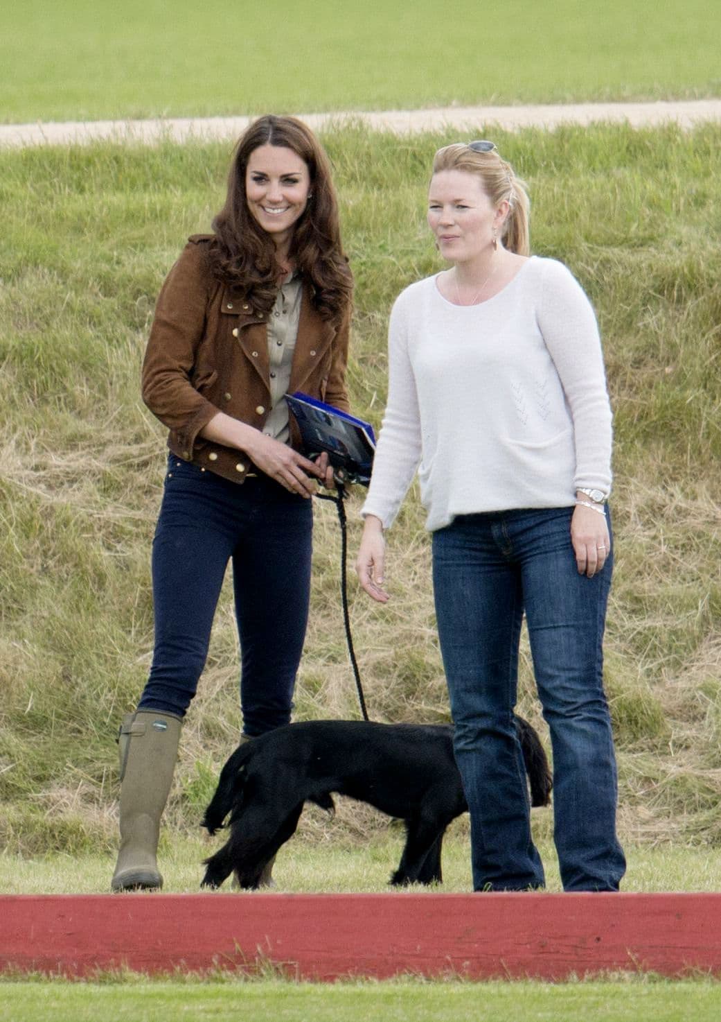 De acuerdo con el diario británico, la mascota ayudó al príncipe William y a su esposa a elegir el nombre de su primer hijo, George.
<br>