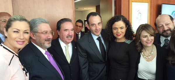 La actriz lució muy feliz y dijo "Celebro con @senadomexicano y comparto el compromiso con todas las personas con síndrome de Down y sus familias".