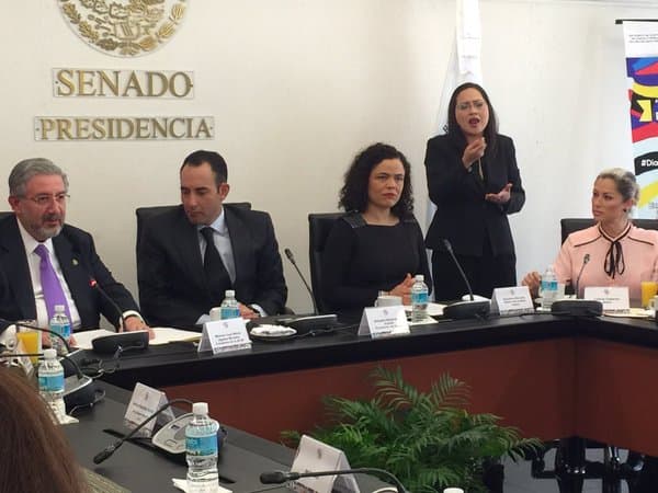 Lety estuvo muy atenta a toda la celebración a la que asistió.