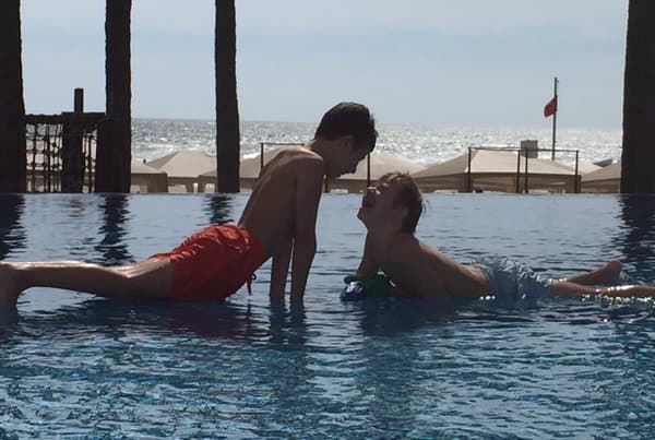 "Mi amor por ellos es tan grande como las raíces de este árbol aferrándose a la tierra" escribió en su cuenta de Twitter.