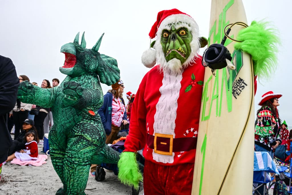 Como parte de las actividades que incluye 'Surfing Santas', hay una competencia de disfraces para la cual se anotó hasta el Grinch, incapaz de robarse una ola esta Navidad.