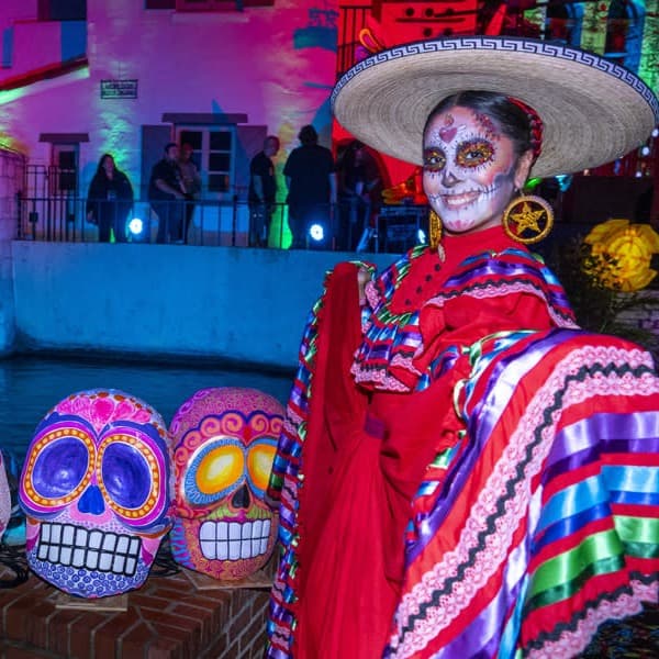 El Desfile comienza a las 7:00 pm en la Lexington Avenue y se espera que el último bote esté pasando alrededor de las 7:45 pm por el Arneson River Theatre.