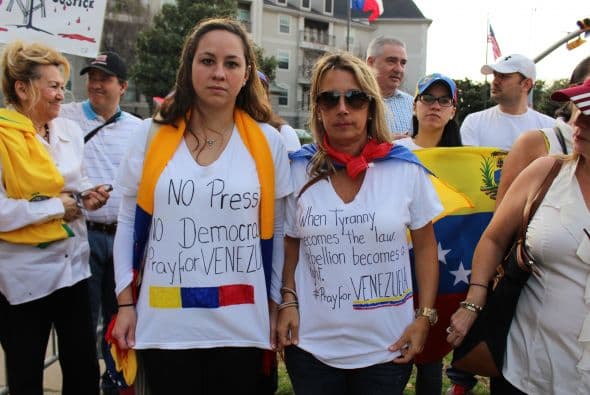 A cantos y gritos pidieron paz y libertad en la calle Westheimer, una de las más transitadas de Houston. 