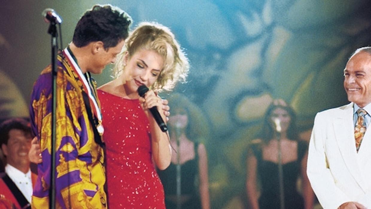 Algunos personajes cuentan también que el conductor fue creador de grandes romances entre los artistas que acudían a su programa, aquí con Luis Miguel y Thalía.