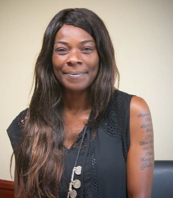 Concha Buika también prefiere ir al natural, la cantante nominada a Grabación del Año ha hecho de este look uno de sus favoritos.