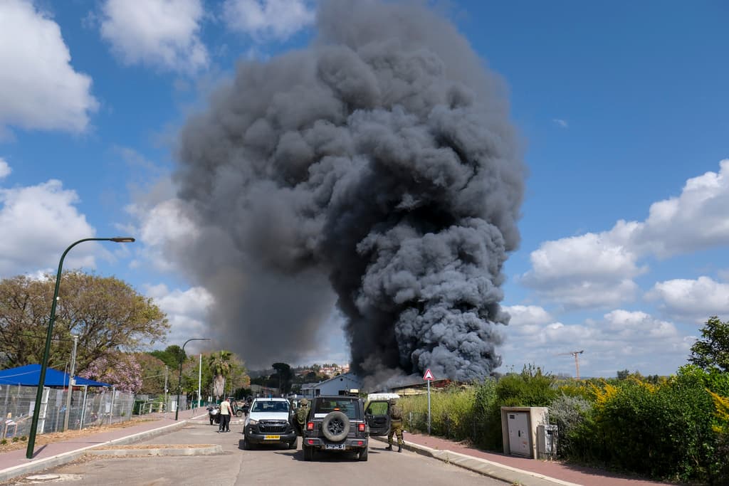 Imagen tras el lanzamiento de cohetes desde el Líbano que cayeron en Bezet, en el norte de Israel, el jueves 6 de abril de 2023. (Foto AP/Fadi Amun)