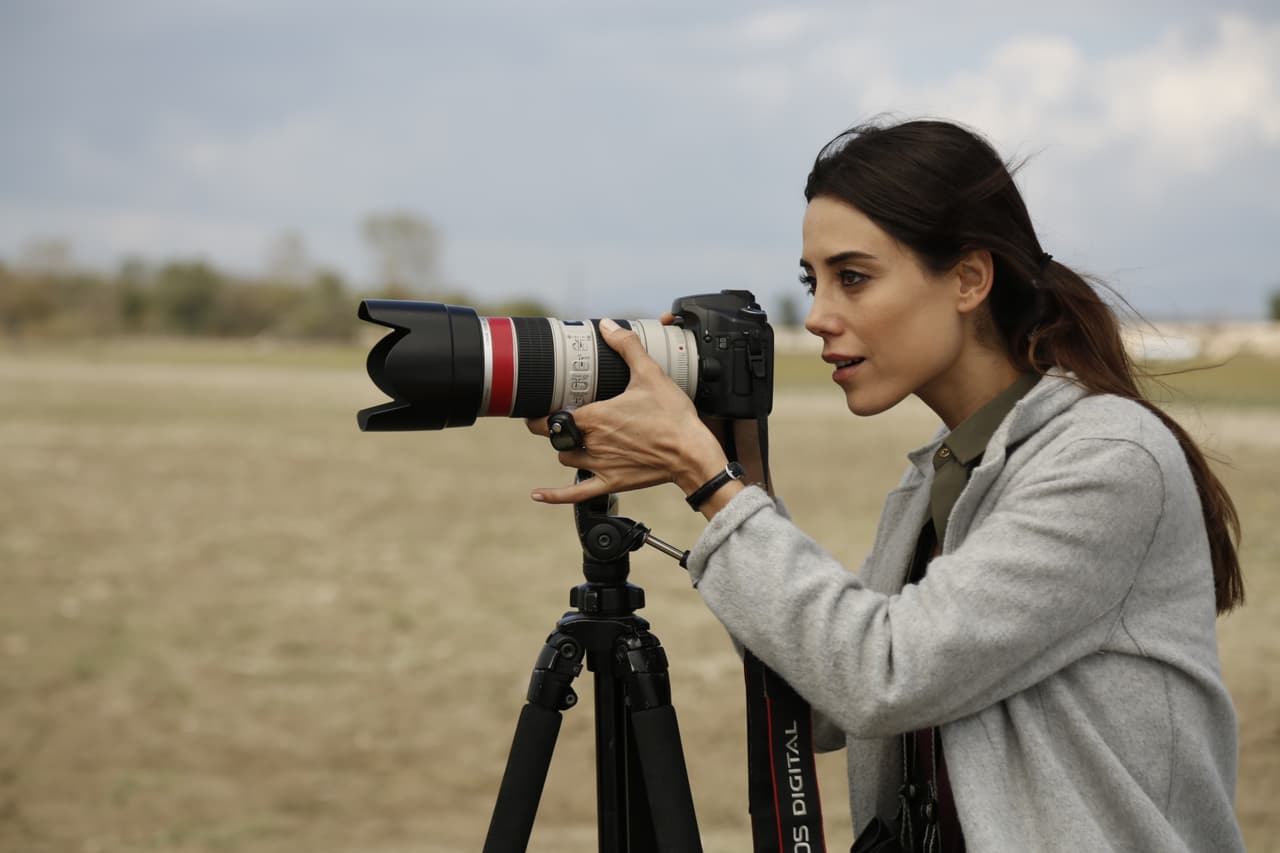En el presente, Zeynep se ha graduado de la universidad y deseará unirse a un grupo de fotógrafos que viajarán para seguir a las aves en su migración. No obstante, sus planes quedarán obstaculizados y Zeynep se verá en la necesidad de conseguir un trabajo temporal en una escuela.