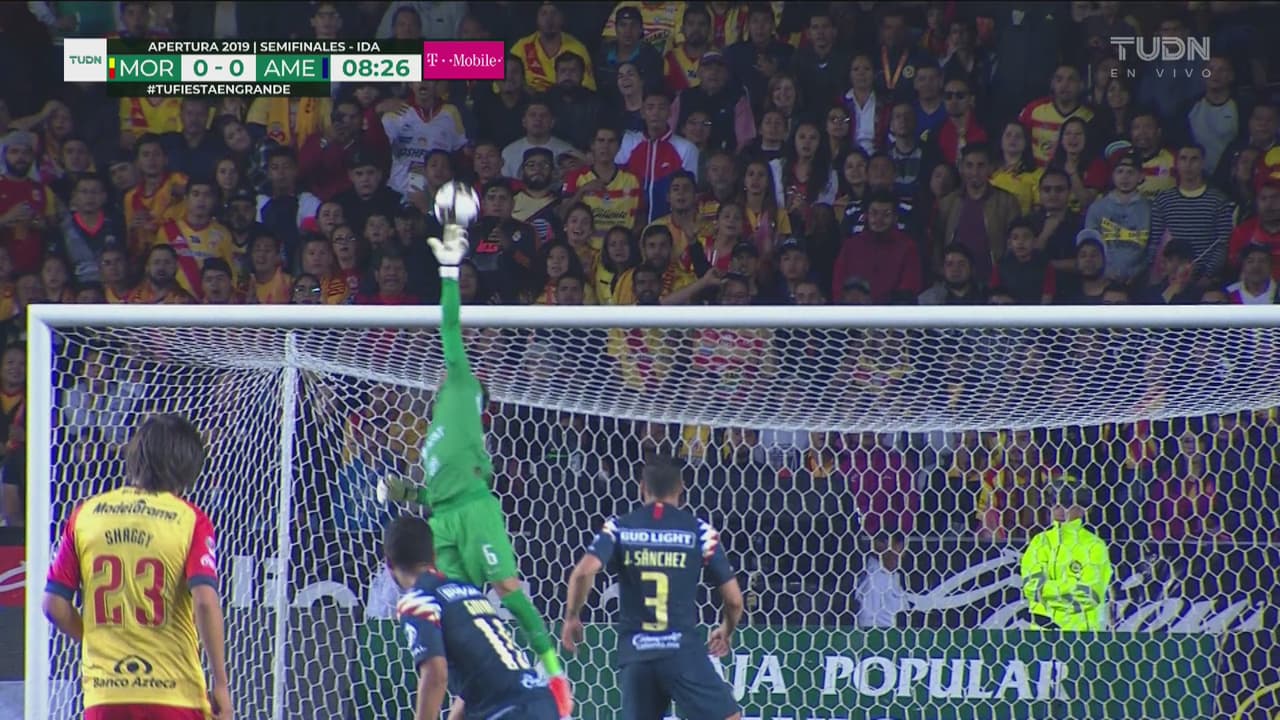 ¡Ochoa hace atajada providencial! Araña un disparo de Edison Flores