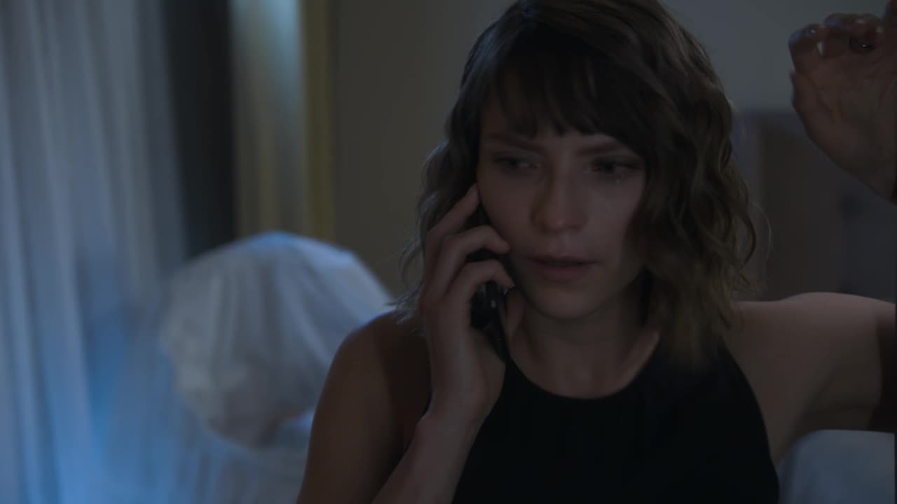 Después de presenciar la pelea entre Alejandro (Diego Amozurrutia) con Catalina Creel (Paz Vega), en la que él le reclamó por no haberle dicho que Francisco Larios (Flavio Medina) es su verdadero padre, Leonora (Paulette Hernández) recibió una llamada de Álvaro Espejel (José Ramón Berganza).