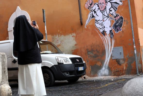 Al preguntarle si había pedido permiso para colocarlo, entre risas contestó: "No, es ilegal". De todas maneras ninguno de los vecinos se ha quejado todavía.