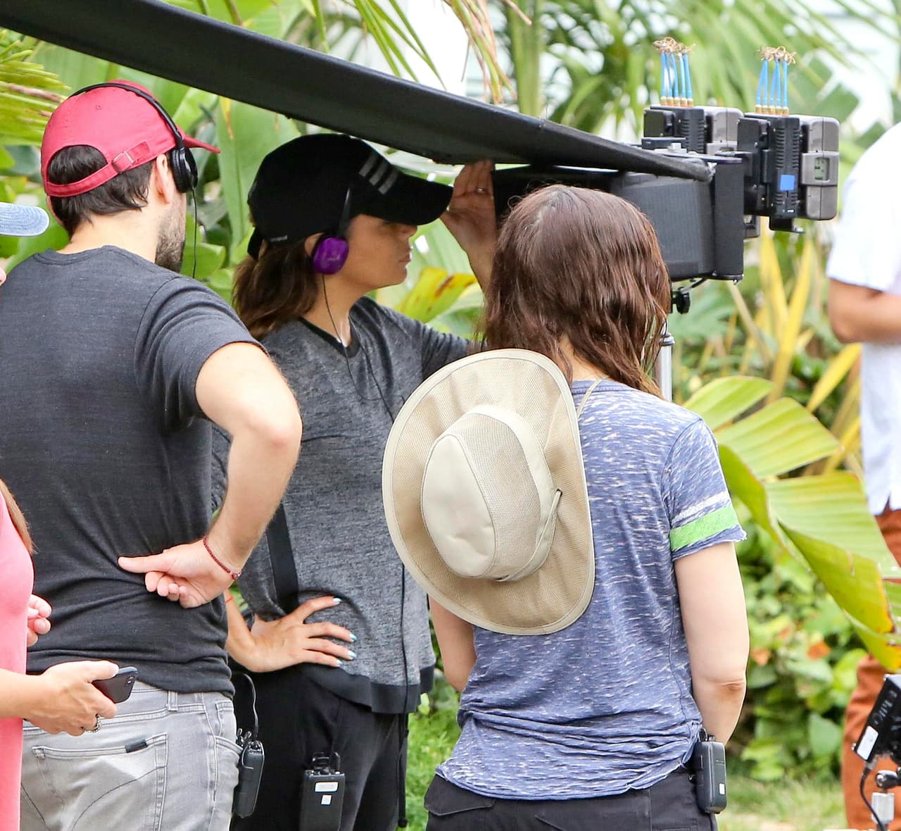 Revisando el encuadre en la cámara.
