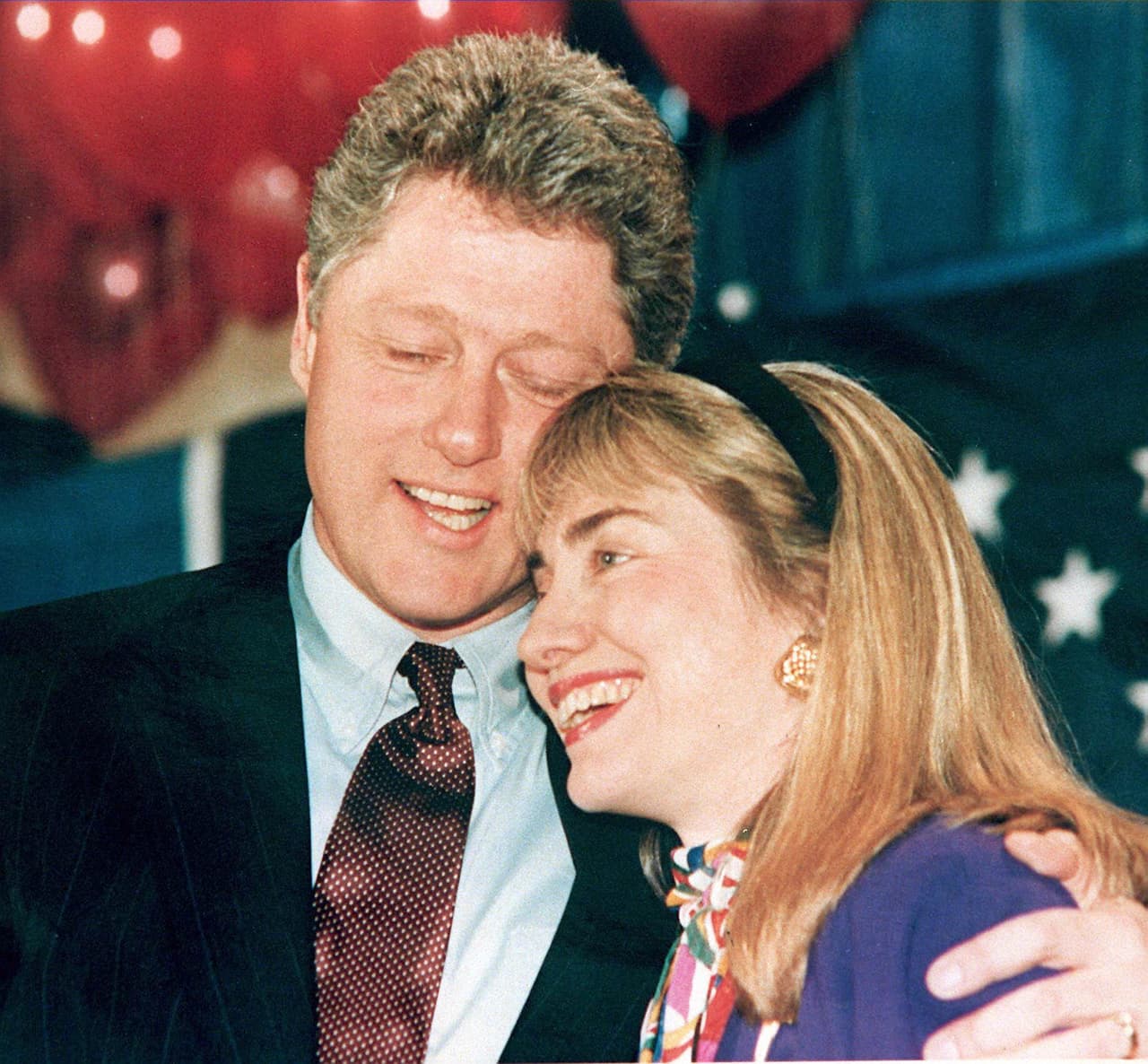 Esta foto es de 1992, abrazada junto a Bill Clinton luciendo su larga melena rubia.