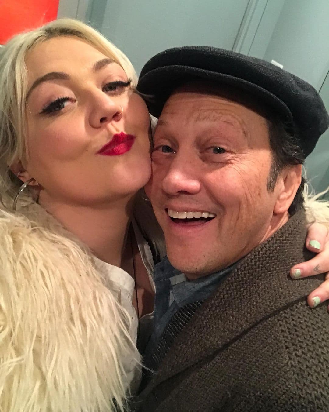 <b>Rob Schneider y Elle King </b>
<br>Desde los años 90,
<b>Rob Schneider</b> se posicionó como uno de los comediantes más populares de la pantalla grande y aunque su hija, Elle King, ha trabajado como actriz en diversas producciones, optó por dedicarse a la música.