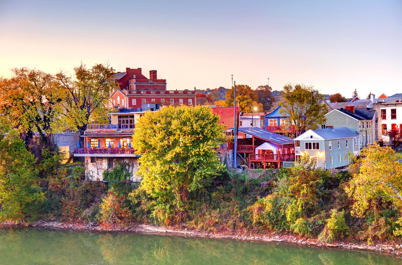 <h2 class="cms-H2-H2">5. Kentucky</h2>
<br>
<br>🏡 
<b>Precio medio de la vivienda: </b>$153,649
<br>
<br>🏡 
<b>Ingreso promedio por familia:</b> $55,573 
<br>
<br>🏡 
<b>¿Qué porcentaje representa el costo de vida en el estado de acuerdo con el ingreso por familia? </b>15.6%