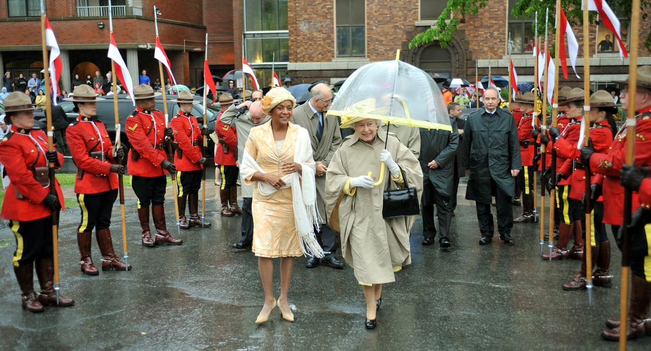 Y es que es bien sabido que la Reina combina perfectamente sus looks con los sombreros, de los cuales tiene una amplia variedad.