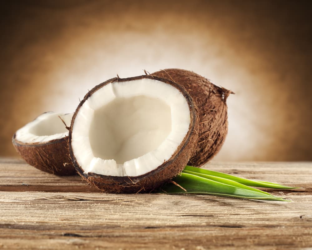Si has disfrutado de los resultados con el aceite, te encantará lo que el agua de coco hará por tu cabello.