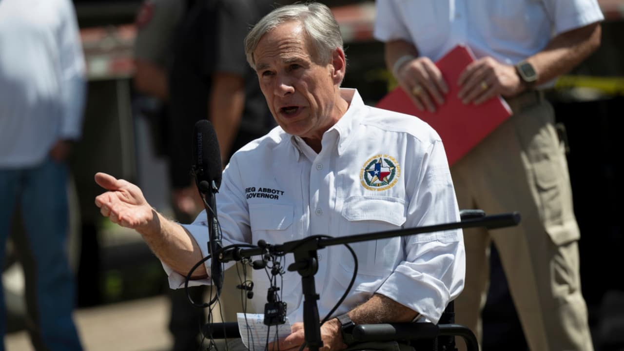 “¿Quién tiene la culpa?”: esto respondió el gobernador Abbott a reportero de Univision sobre tragedia en Texas