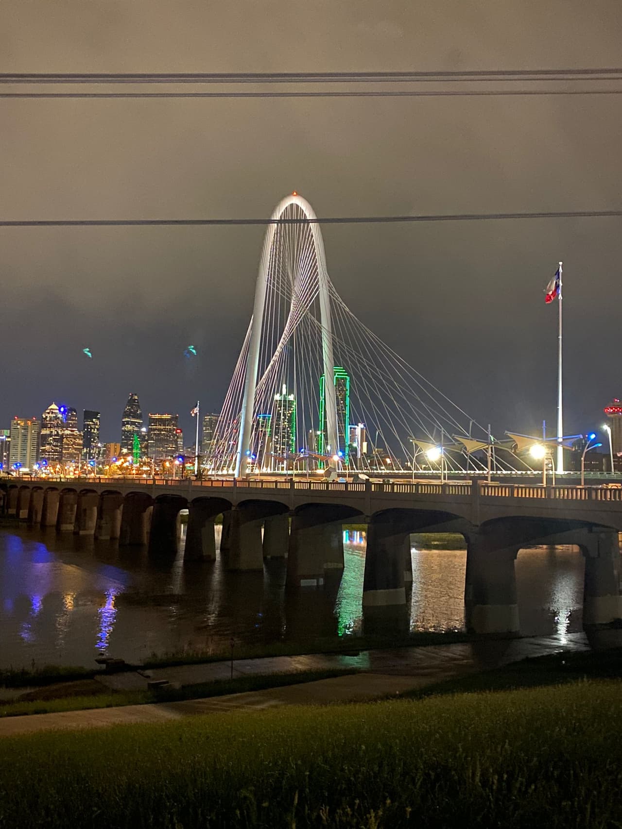 A partir del nivel 30 de agua,
<a href="https://www.univision.com/local/dallas-kuvn/asi-luce-el-rio-trinity-en-dallas-debido-a-las-fuertes-lluvias-video">el río comienza a desbordarse.</a>
<br>