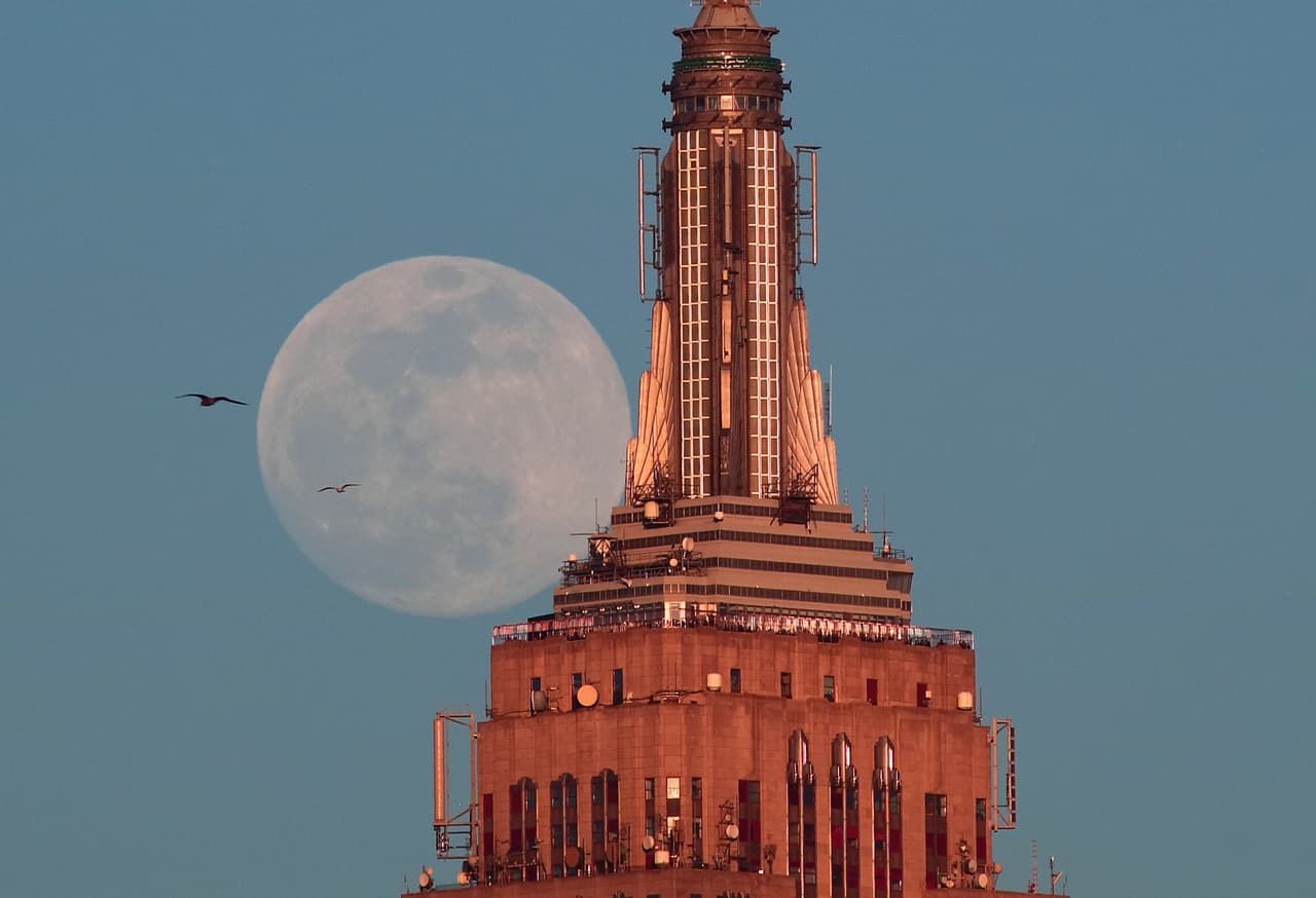 Así se veía La Luna desde Hoboken, Nueva Jersey, día antes llegar al punto más cercano a la Tierra el 18 de febrero.