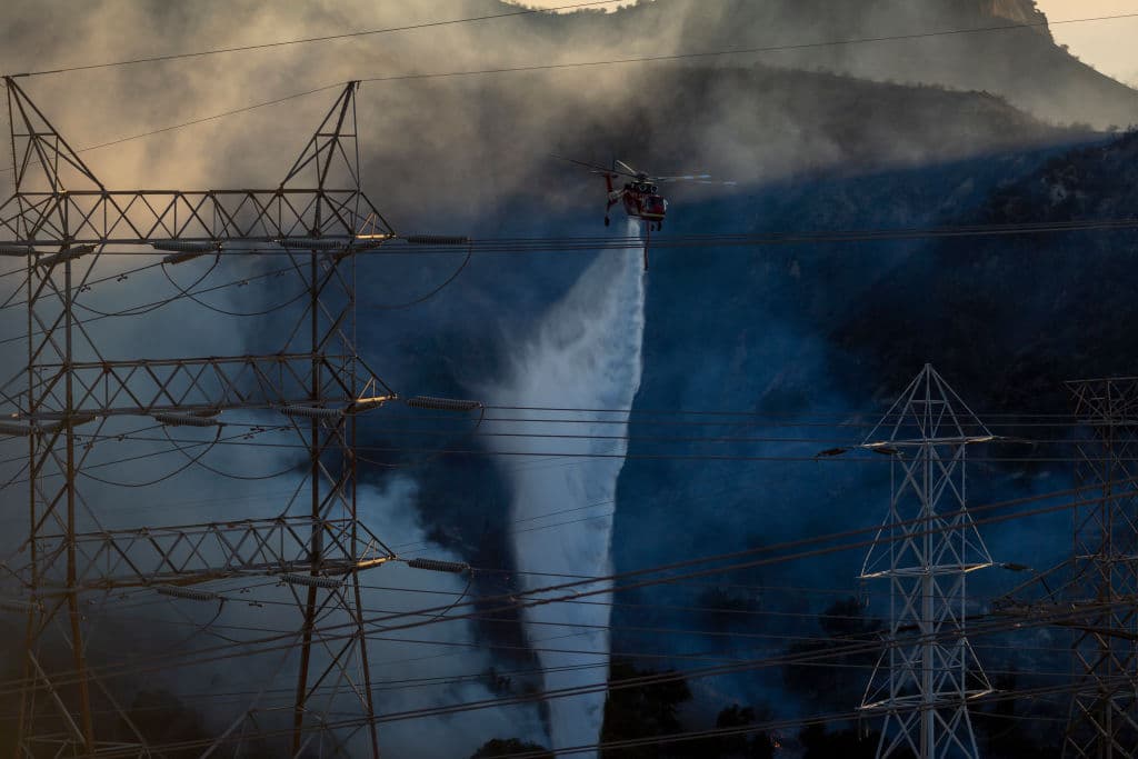 El peligro de incendios es elevado en el sur de California después del usual verano y principio de otoño seco, y los vientos de Santa Ana –que se vinculan con la extensión de muchos incendios forestales– agregan una mezcla peligrosa de bajos niveles de humedad y ráfagas poderosas