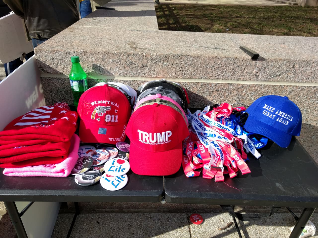 Los contrastes de esta marcha eran evidentes en la mercancía que se vendía alrededor: ser pro-vida y estar en contra de la regulación de las armas.