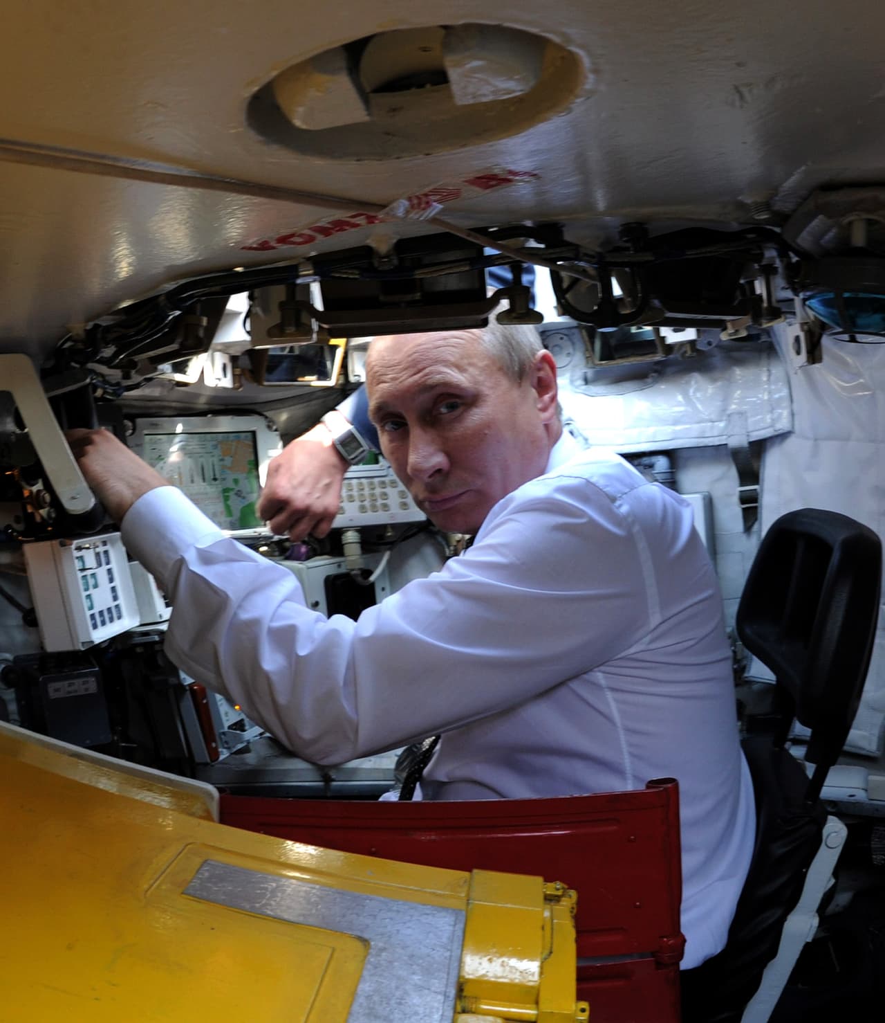 <b>Puntin tanquista</b>. Acá lo vemos al mando de un blindado de guerra, en una exhibición en Nizhny Tagil, Rusia, 2011.