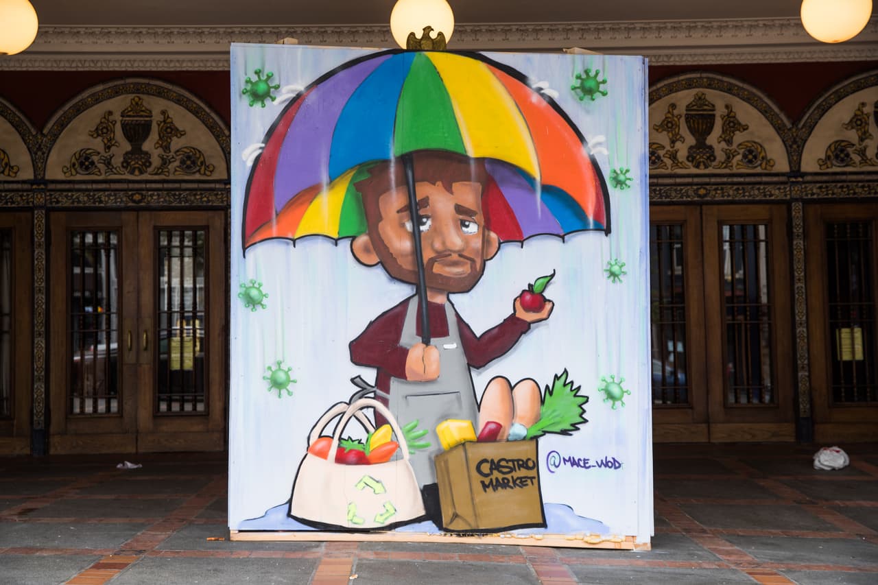 "Pensamos que embellecer las calles con murales sería algo bueno para las personas que continúan trabajando en los negocios esenciales y que salen todos los días. Queremos traerle esperanza a la comunidad e inspirarlos", dijo Meredith Winner, organizadora de la iniciativa artística.