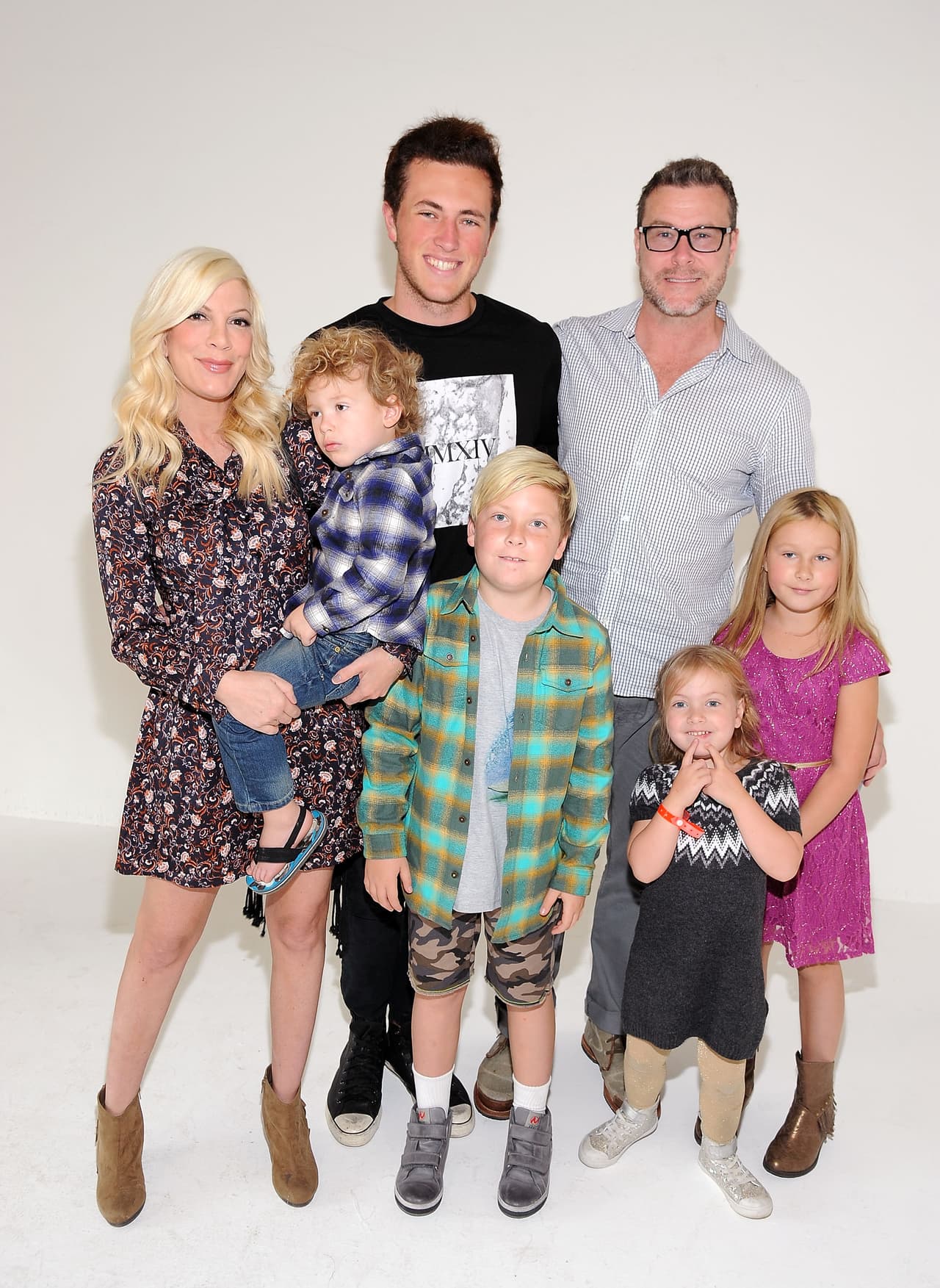 Aquí vemos a Tori Spelling con sus hijos Liam (9 años) Stella (8), Hattie (5), y Finn (4).