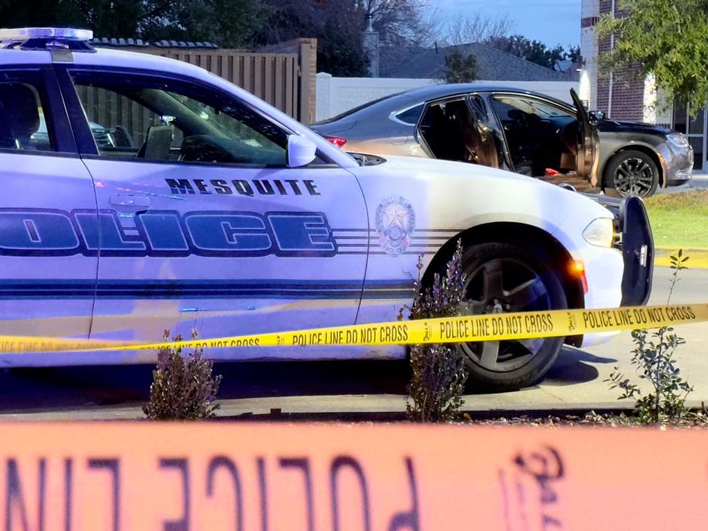Un 
<b>oficial presuntamente disparó mortalmente a uno de los sospechosos. </b>El oficial se encuentra en baja administrativa como es el protocolo de la Policía de Mesquite.