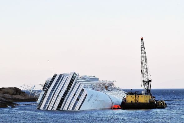 Los familiares de los hasta ahora 16 fallecidos o personas con lesiones graves podrían cobrar indemnizaciones por poco más de $68 mil. Sin embargo, Costa Cruceros, propietaria del Costa Concordia y que pertenece a Carnival Corps., podría enfrentar el pago por indemnizaciones de hasta $472 millones (por los 3 mil pasajeros que iban a bordo del crucero), según una demanda presentada en Estados Unidos por parte de asociaciones del consumidor italianas y dos firmas legales estadounidenses, informaron medios españoles.