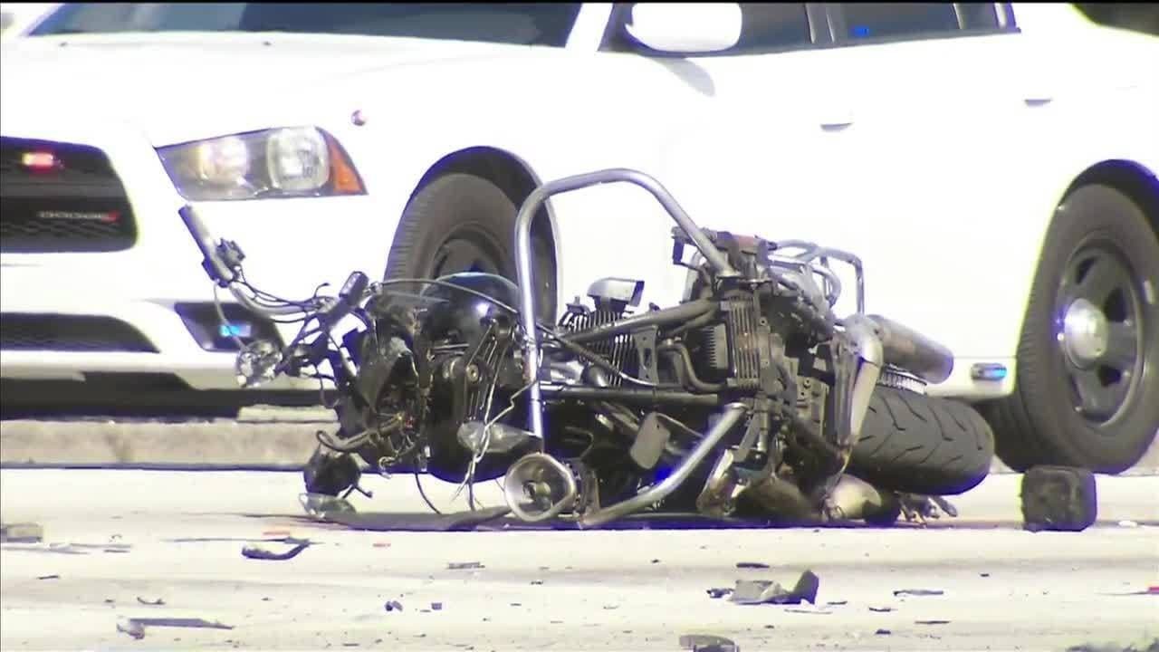 Policía de Miami-Dade en motocicleta resulta herido tras chocar contra camioneta 