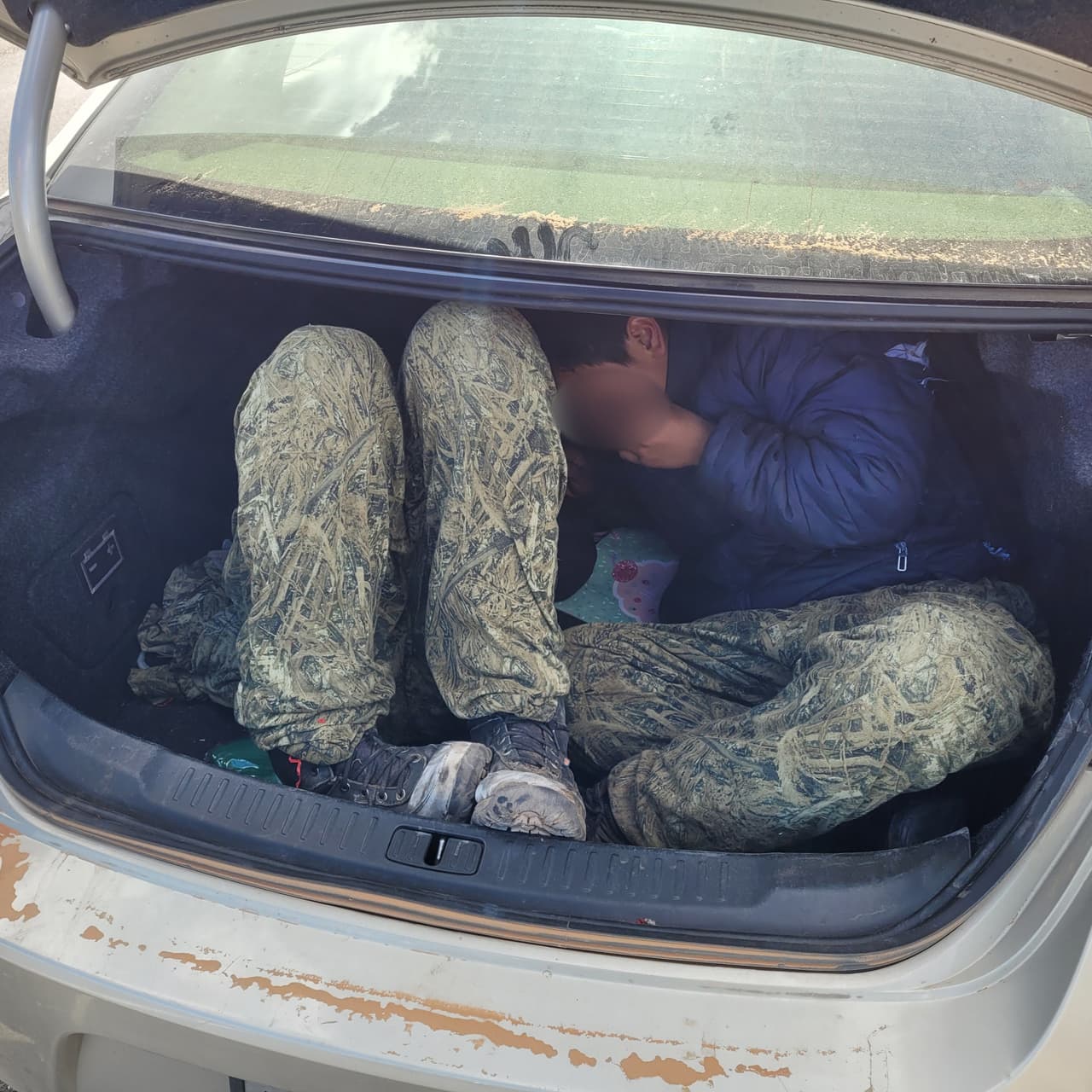 Llevaban a dos personas sin papeles en el maletero del auto.