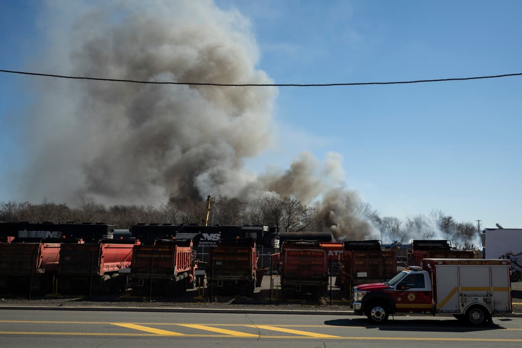 Pasadas las 12:30 del mediodía del domingo, bomberos y otros equipos de respuesta a emergencias se trasladaron al lugar de origen de la columna de humo negro. Había un incendio, entre las calles Richmond y Cambria, en Port Richmond.