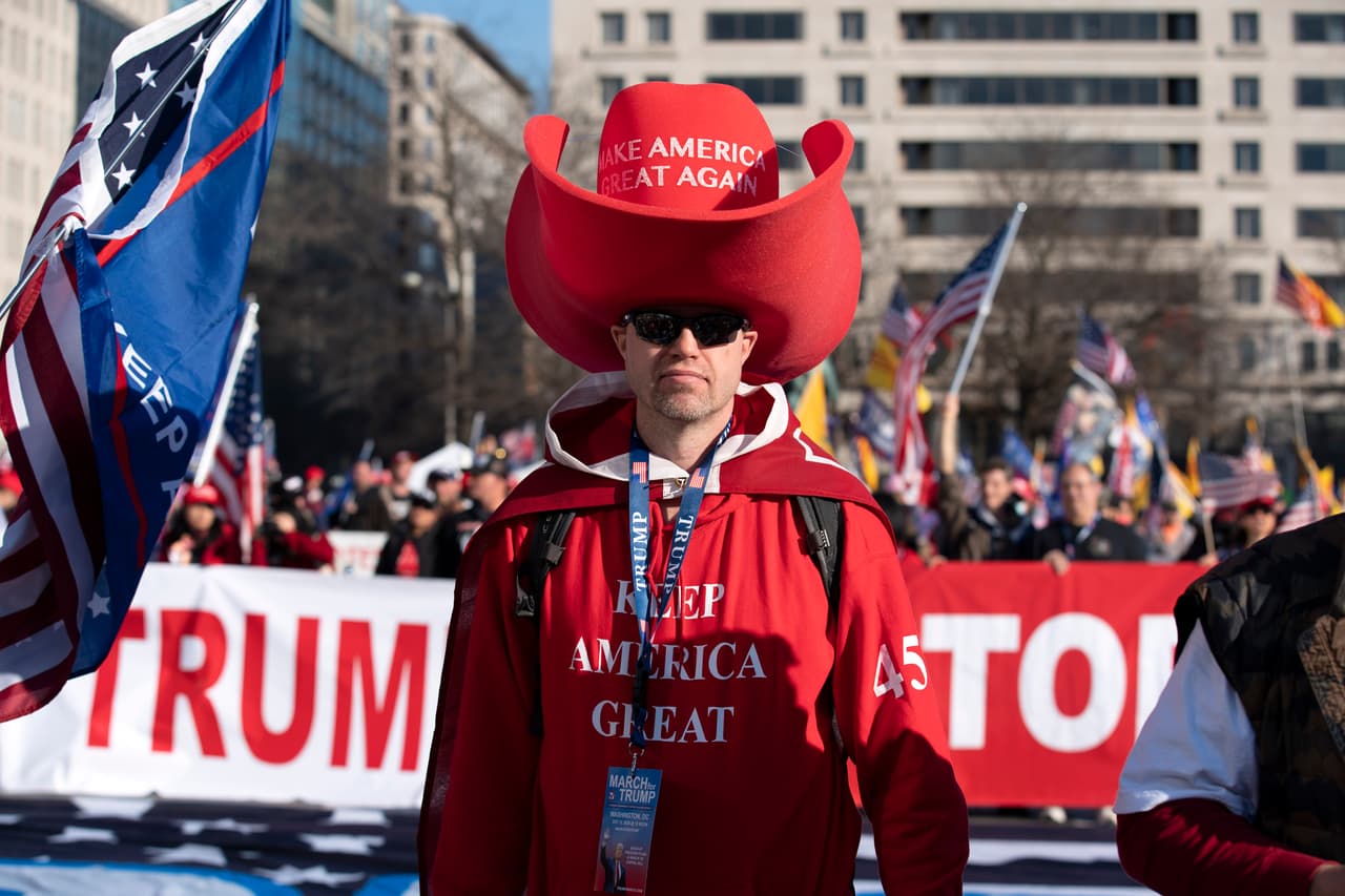 Seguidores del presidente Trump gritaron las consignas electorales de "Cuatro años más", pese a que de Biden ganó las electorales con 306 votos electorales contra 232 votos de Trump. 
<br>