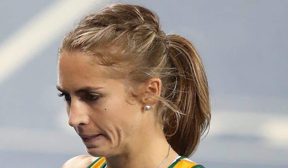 Para competir en los 400 metros valla, la sudafricana 
<a href="https://www.iaaf.org/athletes/south-africa/wenda-nel-208535">Wenda Nel</a>, hizo una trenza suelta e imperfecta en la parte izquierda de su cabeza, la cual sujeto en una cola de caballo a una altura media.
<br>