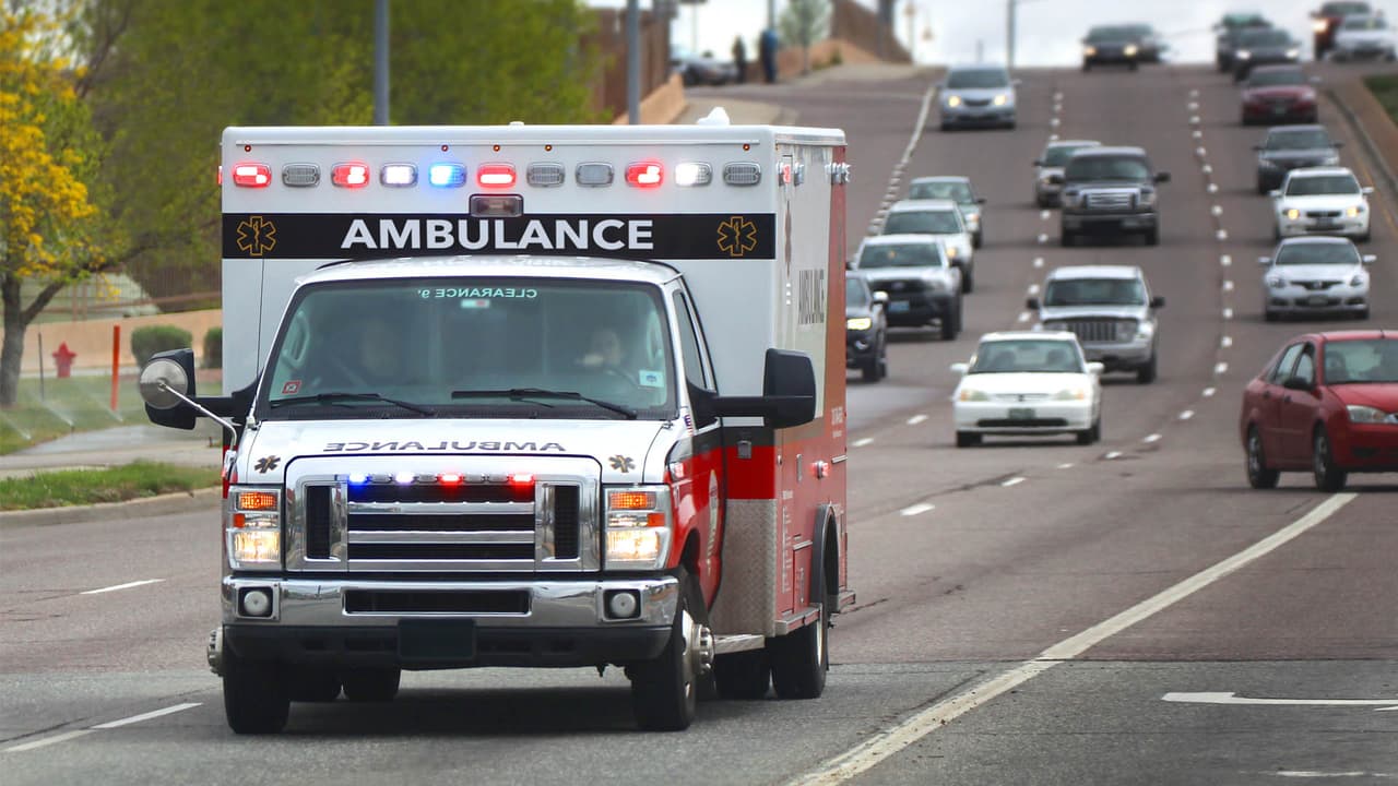 Hombre pierde control de su auto, se estrella y envía al hospital a hispana en Cobb