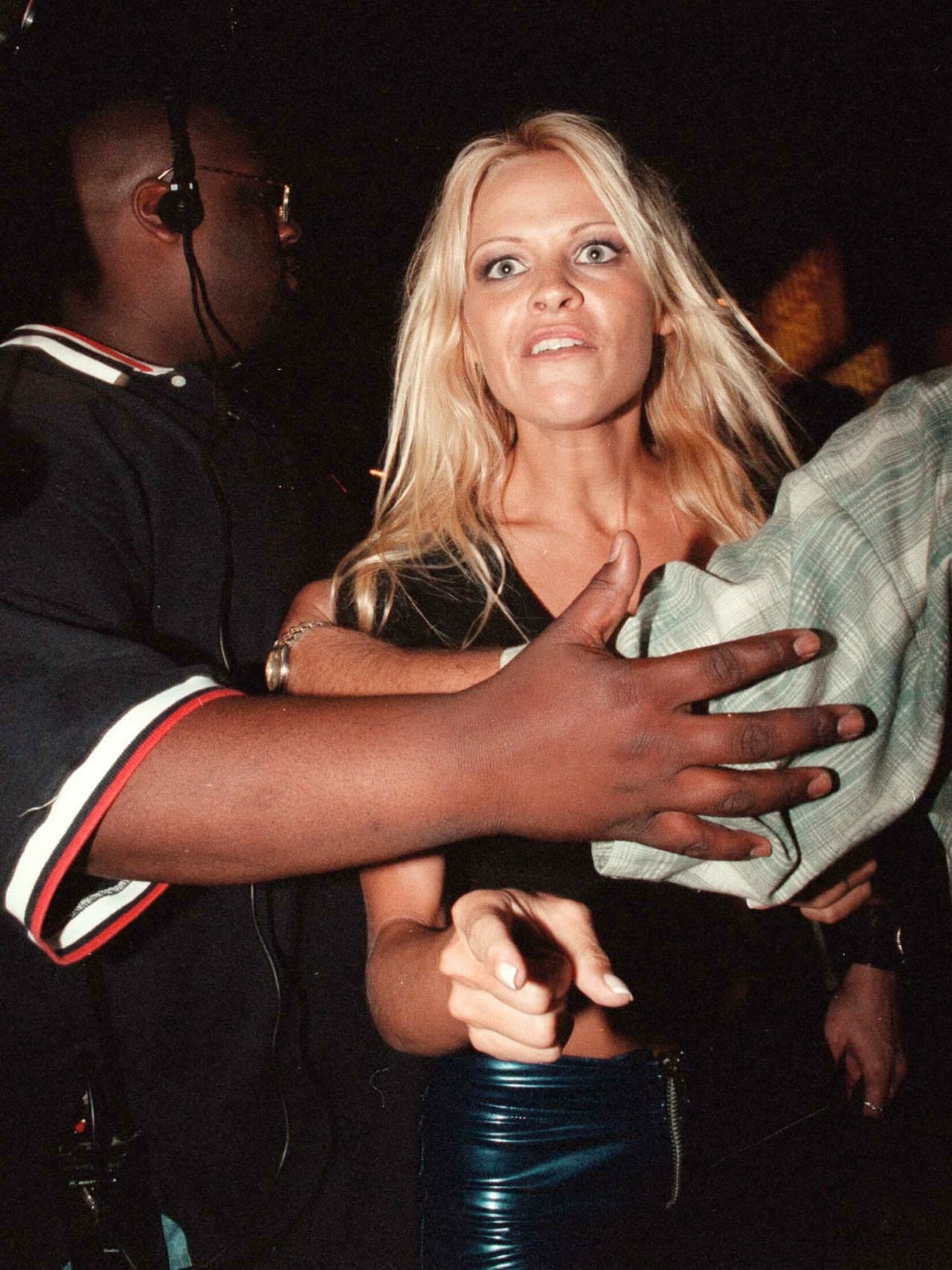 Saliendo de un bar, no les gustó la presencia de los fotógrafos y ella comenzó a insultarles.