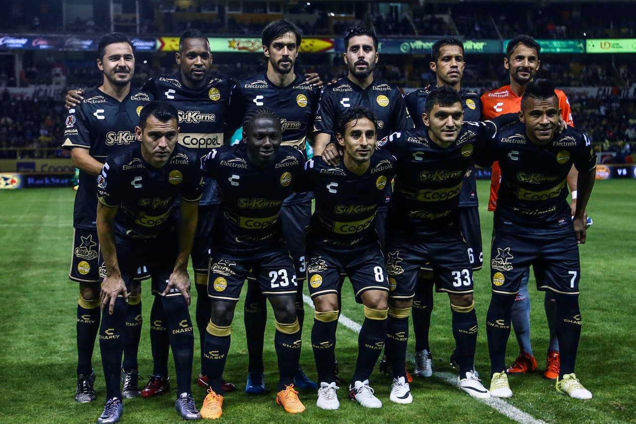 Afición de Dorados dejan mantas afuera de su estadio