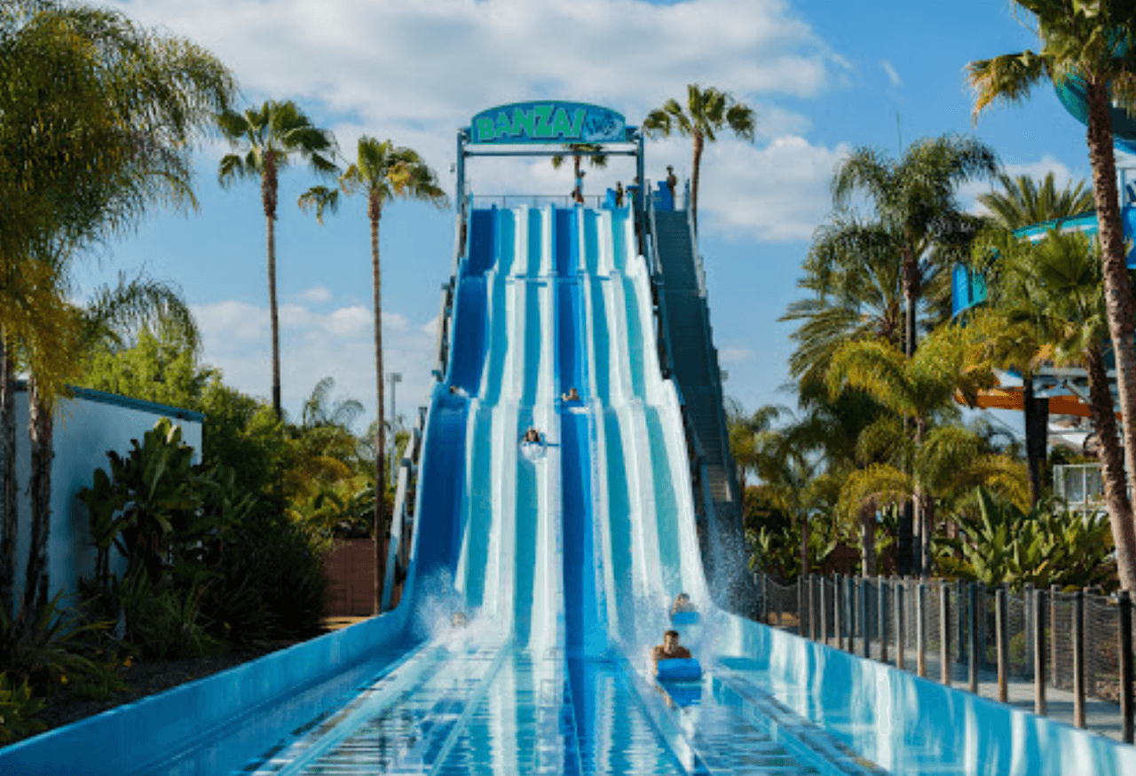 Estos parques acuáticos tienen piscinas de olas, paseos familiares en balsa, ríos lentos y mini toboganes para los más pequeños.