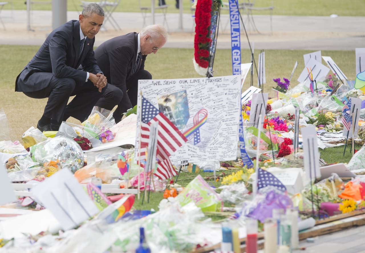 Barack Obama y el vicepresidente Joe Biden colocan ofrendas florales en el monumento improvisado para honrar a las las víctimas del peor tiroteo de la historia de Estados Unidos.