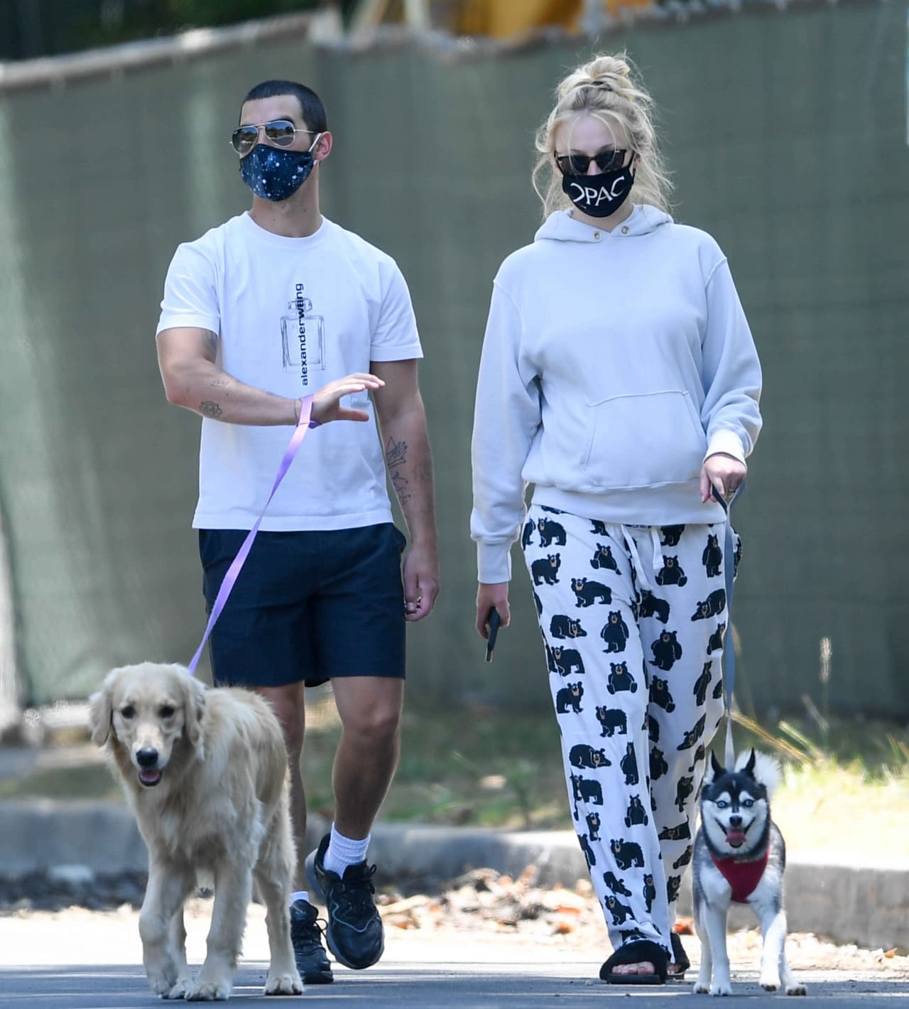 En ocasiones salen acompañados de sus dos perros en las caminatas matutinas.