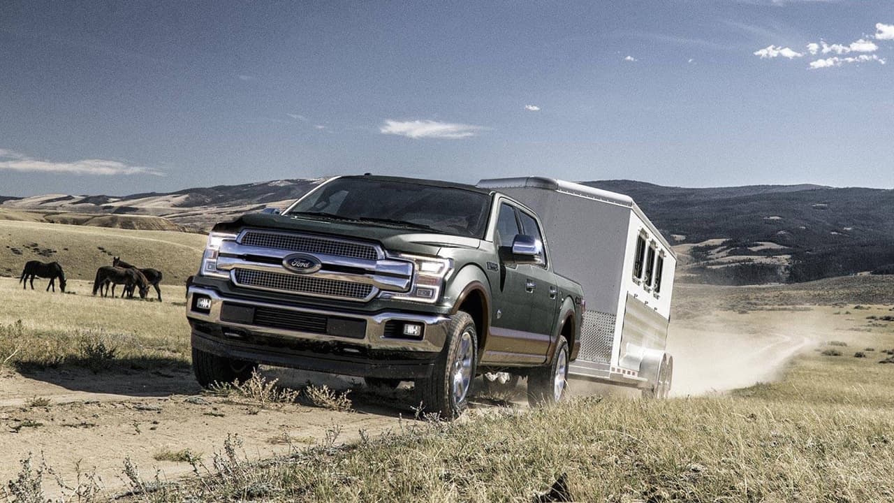 <b>Ford F-150 Limited 2018</b>
<br>
<br>
<b>Si ninguno de los vehículos anteriores satisface tus necesidades</b> quizás una camioneta pickup es lo que te hace falta. Entre los muchos modelos disponibles en el mercado estadounidense la
<b><a href="http://www.univision.com/noticias/ford/ford-f-150-2018-ford-pule-la-joya-de-su-corona-fotos" target="_blank">Ford F-150</a></b> Limited es una de las más lujosas y competentes. Su estructura rica en aluminio de grado militar y aceros ultra resistentes la hacen segura, económica de operar y resistente. Pero es su sorprendente y lujosa cabina lo que la hace merecedora de estar en esta lista.