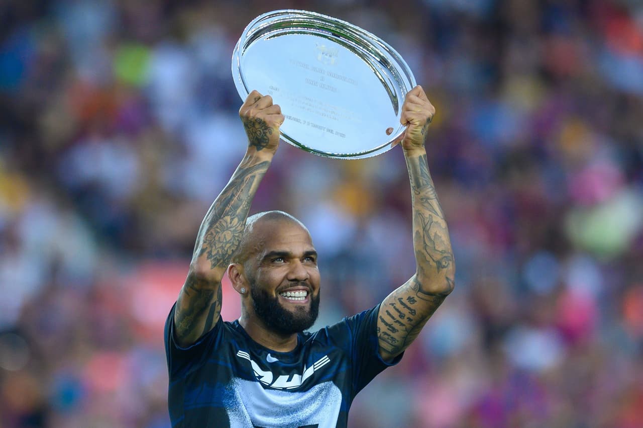 Dani Alves recibió un reconocimiento de parte de la directiva catalana.