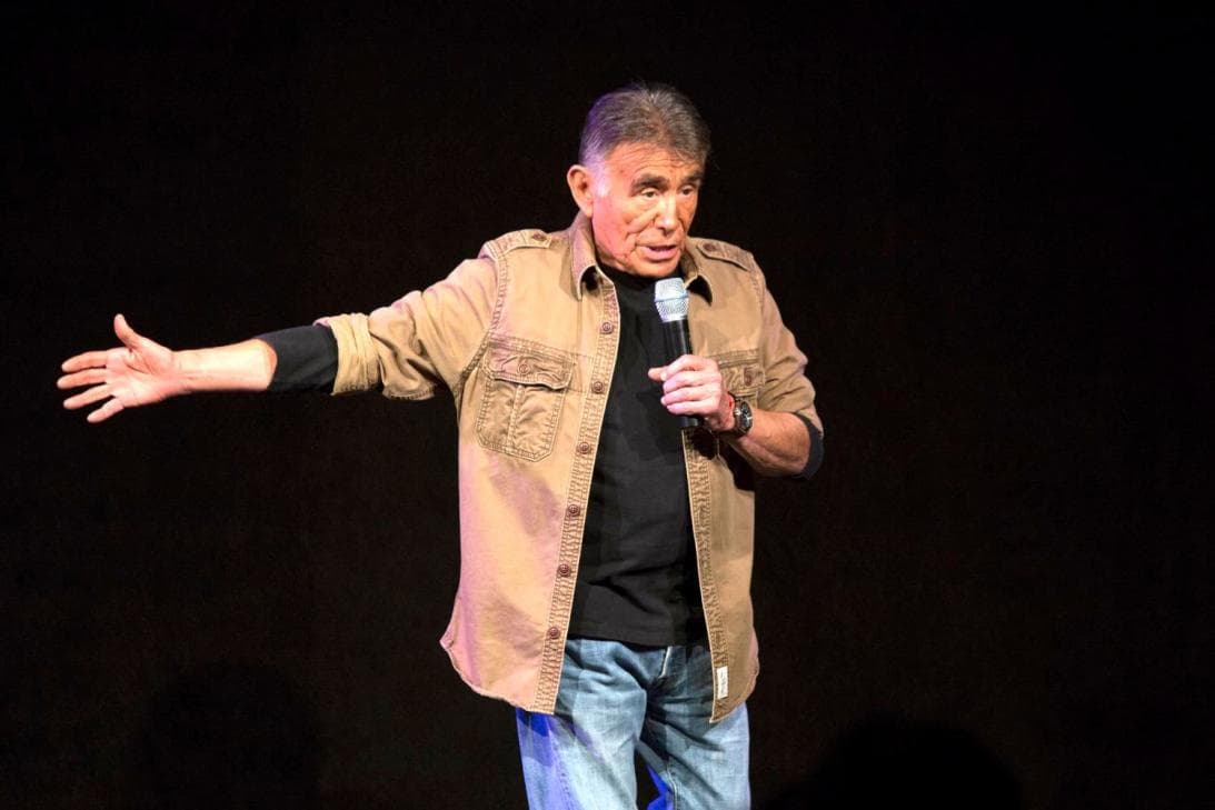 Héctor Suárez nació el 21 de octubre de 1938 en la Ciudad de México. Tuvo una extensa trayectoria en televisión, cine y teatro y fue uno de los pioneros del cine de comedia mexicano.