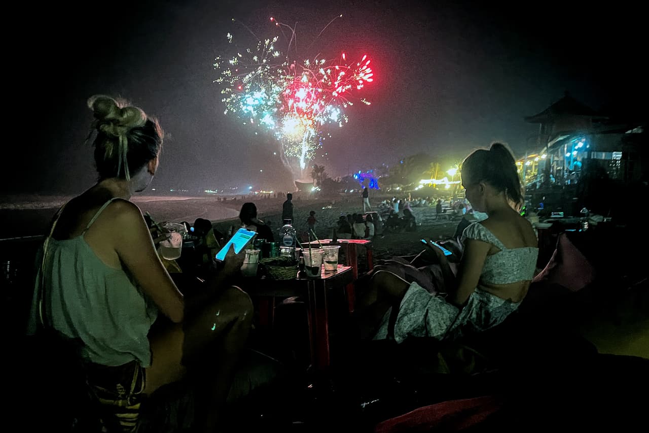 Los fuegos artificiales son mundialmente utilizados para despedir el año viejo y dar la bienvenida a los siguientes 365 días, o 366 si es año bisiesto. La tradición no faltó en el distrito de Kerobokan en la isla turística de Bali, en Indonesia, donde las personas disfrutaron el espectáculo de luces en el cielo.
<br>