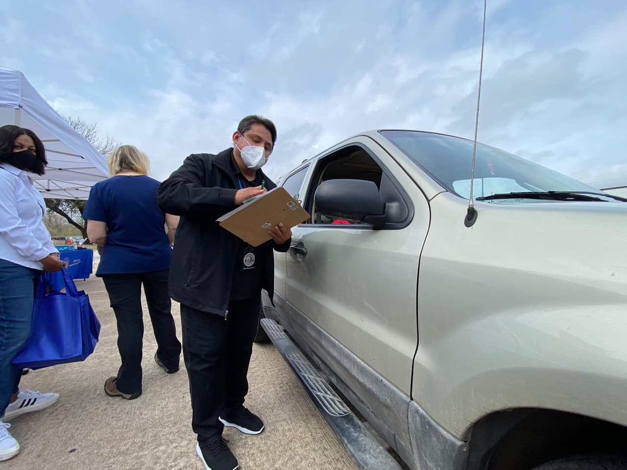 Si necesita registrarse para recibir la vacuna tiene tres opciones, 
<b><a href="https://dallas-county.quickscreen.health/dallas-co#/waitlist" target="_blank">por internet</a></b>, llamando al número 
<b>1-855-466-8639</b> o ir hasta uno de los eventos de registro.