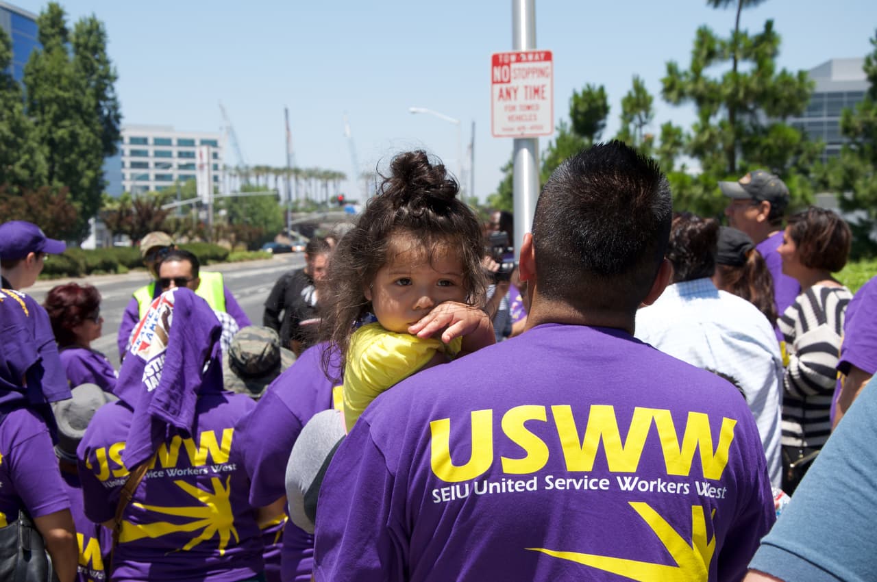 Estos empleados de limpieza que protestan contra Dell son la cara de la desigualdad en Silicon Valley