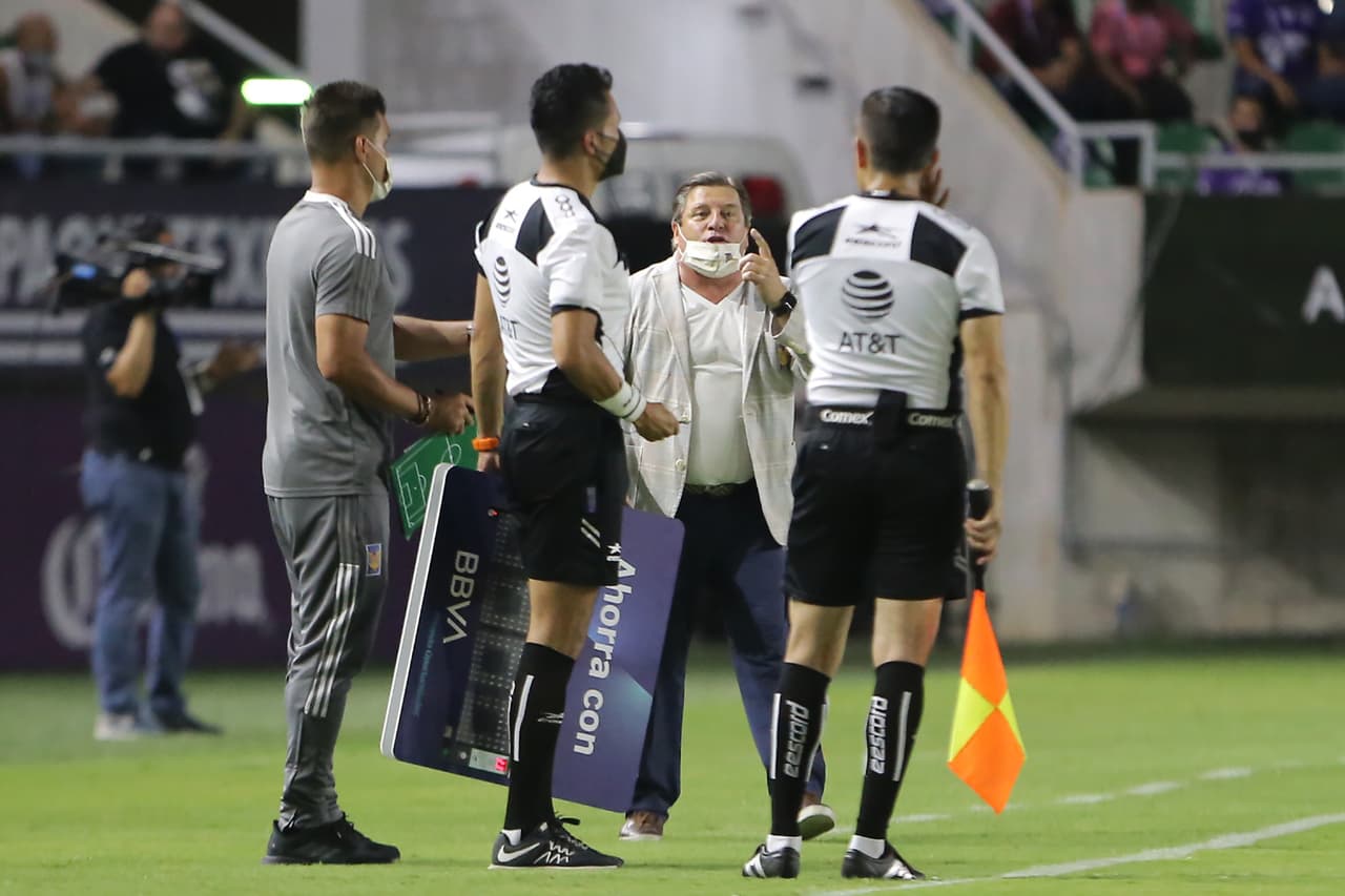 La tensión aumentó para Tigres, que no veía cómo contrarrestar a Mazatlán y para el minuto 10, Rafael Carioca también saldría lesionado para darle minutos a David Ayala.