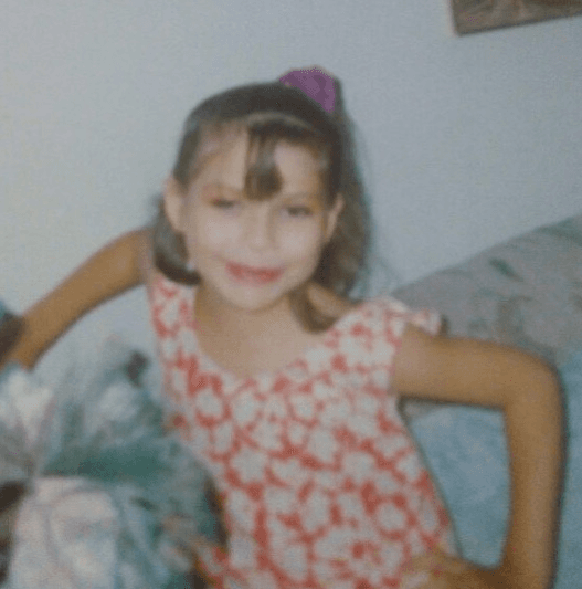 A Ana le encantaba usar el maquillaje de su mamá. Había que probar estilos desde pequeña.